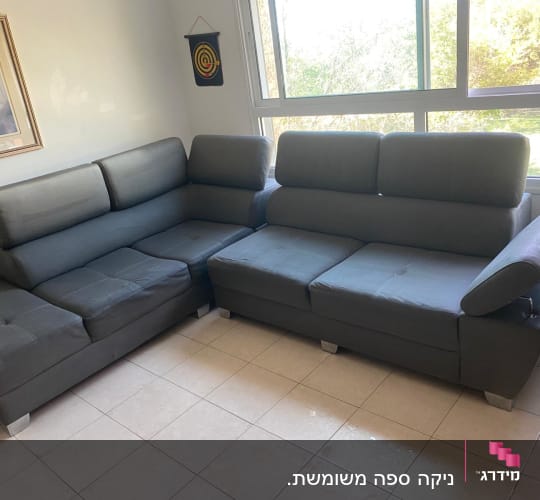 ספה אפורה על רצפת קרמיקה נקייה